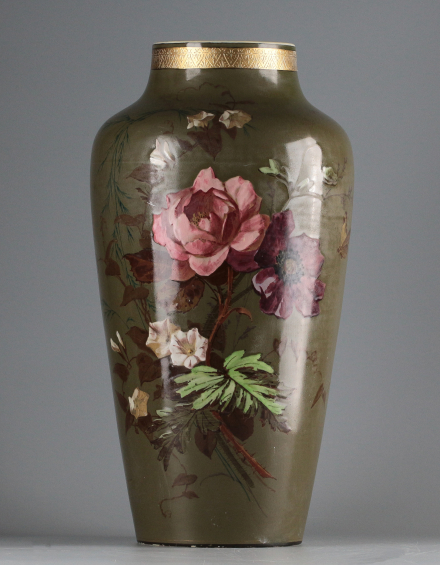 Фарфоровая ваза с розами - фото - 1